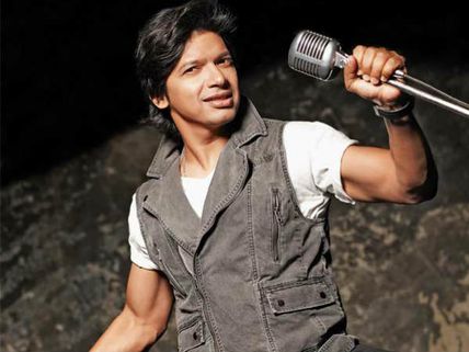 Shaan Pelted With Paper Balls & Small Stones For Singing In Bengali  During Guwahati Concert!