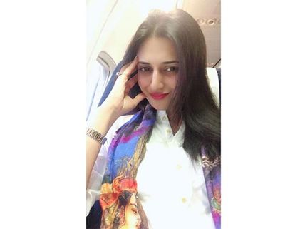 Yeh Hai Mohabbatein's Divyanka Tripathi Arrives In Bhopal To Cast Her Vote; Fans Praise Her!