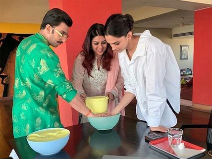 FIRST WEDDING GIFT! Deepika Padukone Ranveer Singh Pose With Farah Khan's MIND BLOWING Present [PIC]