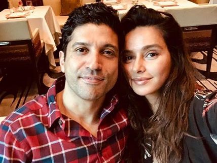 Farhan Akhtar 'Bumps Into' His Alleged Girlfriend Shibani Dandekar For A Dinner Date! View Picture