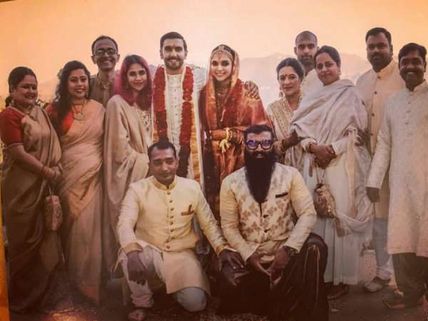 Deepika Padukone & Ranveer Singh's New Wedding Picture Is Out & This Time Featuring The Baaraatis