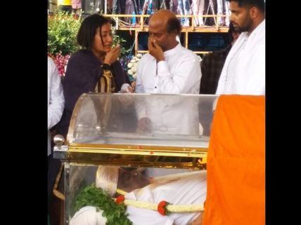 Ambareesh Last Journey: Rajinikanth Gets Emotional As He Pays His Respects To the ‘Rebel Star’