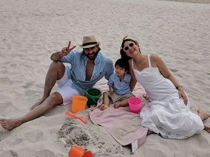 Taimur, Kareena & Saif Send Christmas Greetings With The Family’s Beach Pictures!
