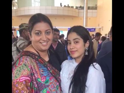 Smriti Irani Had The Most Epic Reaction When Janhvi Kapoor Continuously Called Her 'Aunty'!
