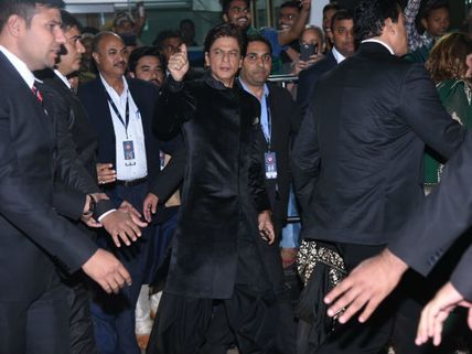 Shahrukh & Gauri Khan Arrive At Udaipur To Attend Isha Ambani's Wedding Ceremony!