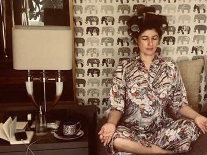 Twinkle Khanna’s ‘Unruly Beasts’: Akshay Kumar Takes A Sneaky Picture of Twinkle!