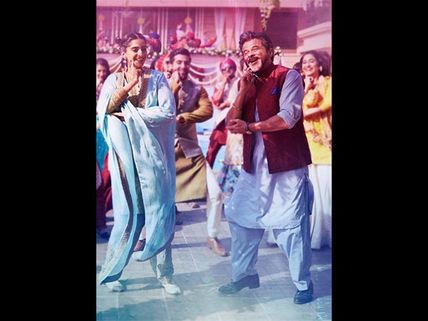 Ek Ladki Ko Dekha Toh Aisa Laga Song Ishq Mitha: Anil Kapoor- Sonam Kapoor Go Balle-Balle!