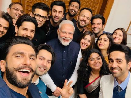 PM Narendra Modi Poses For A SELFIE With Ranbir Kapoor, Alia Bhatt, Ranveer Singh & Others In Delhi!