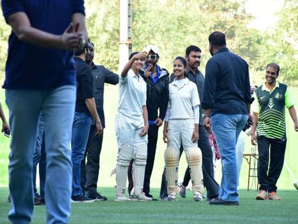 Ranveer Singh Begins Training For Kapil Dev’s Role In 83; Snapped With Director Kabir Khan!