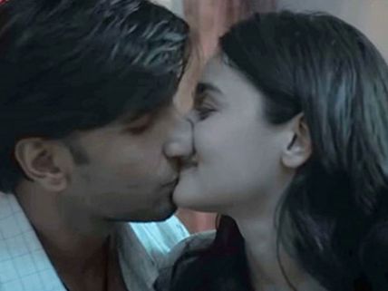 Gully Boy: CBFC Finds Ranveer Singh-Alia's Kiss 'Unsanskaari', Orders Major Cuts To It!