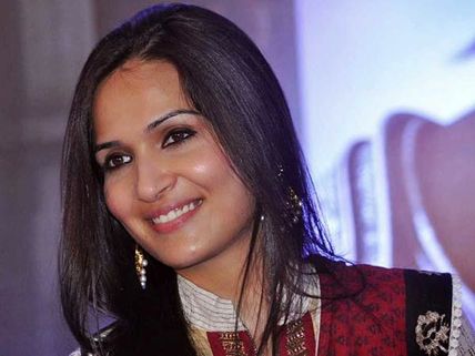 A Stunning Soundarya Rajinikanth Gears Up For The Mapillai Azhapu Ceremony; View Pic