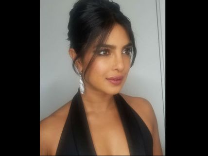 Miley Cyrus Comments On Priyanka Chopra’s Instagram Pic Making PeeCee Fans Go Crazy