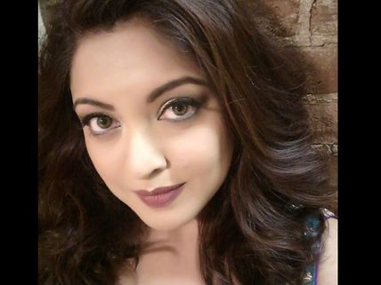 Tanushree Dutta Takes A SHARP DIG At Khans & A-list Male Stars While LAUDING Kangana Ranaut!