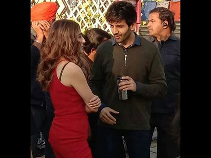 Kartik Aaryan & Sara Ali Khan Look Engrossed In A Conversation On The Sets Of Love Aaj Kal 2