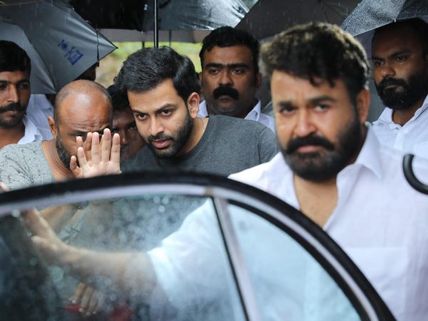 Prithviraj Directing That Iconic Shot From Lucifer Trailer; The Photo Is A Big Hit On Social Media!