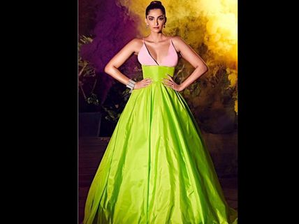 WHAT A DISASTER! Sonam Kapoor TROLLED By Netizens For Her Bold Outfit At Hello Hall Of Fame Awards