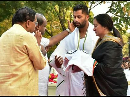  Ambareesh 4th Month Death Anniversary; Sumalatha & Abhishek Pay Their Respects At The Cemetery