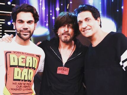 Inside Pics: Shahrukh Khan, Vicky Kaushal & Rajkummar Rao Caught Rehearsing For Filmfare Awards! 