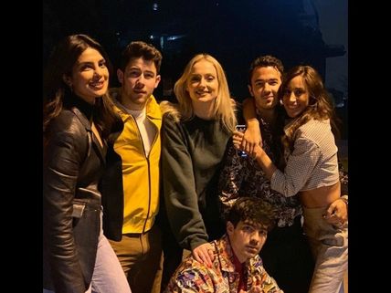 Priyanka Chopra, Nick Jonas Chill With The 'Jonas Brothers' & 'J Sisters'!