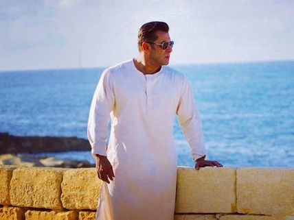 Bharat: Salman Khan Strikes A Handsome Pose Amidst The Cool Blue Sea In Malta