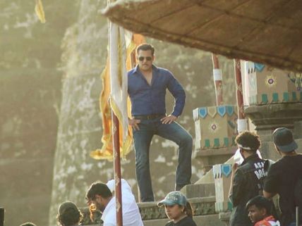 SHIVLING ROW: Did Salman Khan HURT Religious Sentiments At Dabangg 3 Sets? Issues Clarifications!
