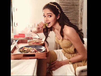 SRK's Daughter Suhana Khan Is Promoting Ananya Panday's Student Of The Year 2 In The Sweetest Way!