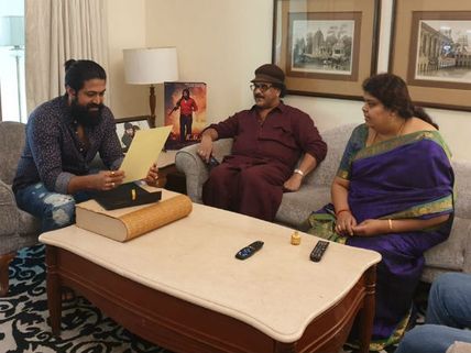 Ravichandran Visits Yash's Residence; Personally Invites KGF Actor To Daughter's Wedding