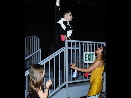 Priyanka Chopra- Nick Jonas Recreate The Romeo Juliet Moment But With A Twist!