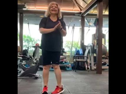  Hrithik Roshan's Mother Pinky Roshan Dances To 'Jugraafiya' To Celebrate 'Super 30' Success