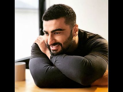 Troll Said 'Hate You' To Arjun Kapoor On His Photo Clicked By Malaika Arora; Here's How He Reacted