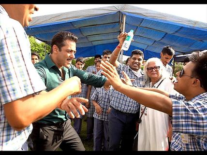 Dabangg 3: Salman Khan, Sonakshi Sinha Entertain Special Kids On Sets