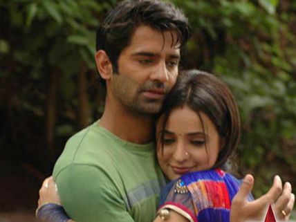 Sanaya Irani Feels Weird When People Say She & Barun Share Sizzling Chemistry