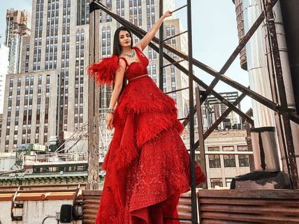 Netizens Call Out Aishwarya Rai Bachchan For COPYING Kate Winslet & Julia Roberts?