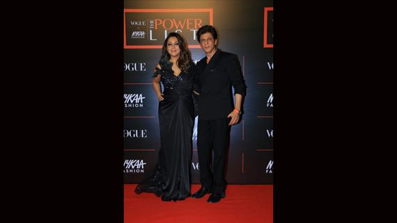 'King For A Reason': Fans Praise Shah Rukh Khan For Helping Wife Gauri With Her Gown Train!