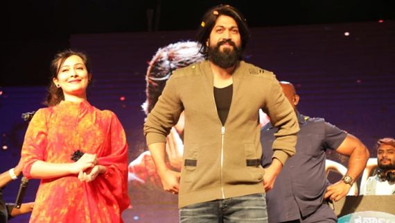 KGF Star Yash Cuts The World's Biggest Birthday Cake Weighing 5000 Kg Prepared By A Fan