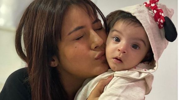 Shehnaz Gill Poses With Mahhi & Jay's Little Munchkin Tara; Fans Call It Awwdorable!