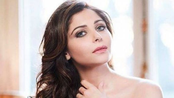 Kanika Kapoor Gets REPRIMANDED By The Hospital For Throwing Starry Tantrums! 