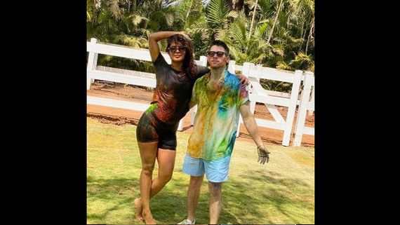 Holi 2020: Priyanka Chopra, Nick Jonas, Karisma Kapoor & Kartik Aaryan Play With Colours [Pictures] 