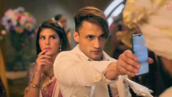 Asim Riaz & Jacqueline Fernandez’s Song Mere Angne Mein Is Disappointing; Another Classic Ruined!