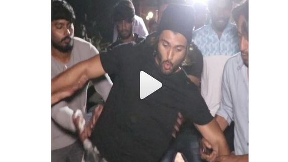 Vijay Deverakonda Slips While Walking Towards Versova Jetty; Video Goes Viral