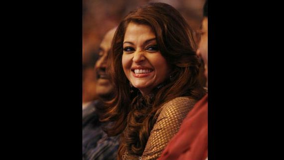 OUCH! When Aishwarya Rai Bachchan Was PUT DOWN By Simi Garewal And Shobha De Over Her 'Giggle'