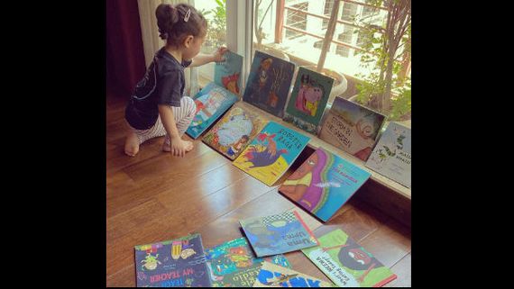 Soha Ali Khan’s Daughter Inaaya Naumi Kemmu Ditches Smartphone & Occupies Herself With Story Books!