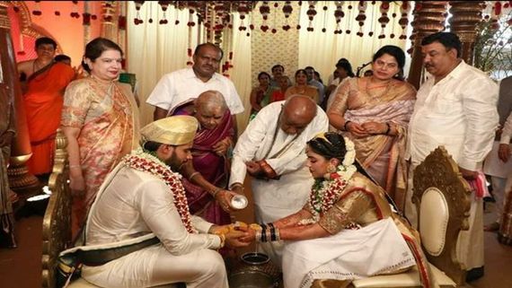 Nikhil Gowda Wedding: HD Kumaraswamy & Son Get Bashed By Netizens For Breaking COVID-19 Safety Norms