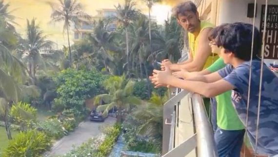 Hrithik Roshan Gives Superhero Reply To A Fan Who Suspected He Was Smoking In Viral Photo!