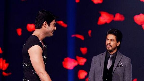When Shah Rukh Khan Praised Sidharth Shukla For Being Chivalrous With His KKHH Daughter, WATCH NOW!