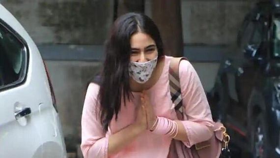 Photo: Sara Ali Khan Spotted By Paparazzi; Greets Them With Her Much Loved ‘Namaskar’