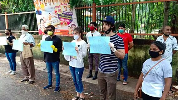 Hamari Bahu Silk’s Zaan Khan Leads Protest Outside Producer’s Building Over Non-Payment Of Dues