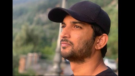 Team Kangana Ranaut Says Sushant Singh Rajput Wasn't Gullible Majnu, He Walked Out On All His EX-GFs