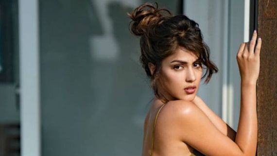Sushant Singh Rajput Case: #RheaDrugChat Trends On Twitter, Netizens Say Arrest Rhea Chakraborty