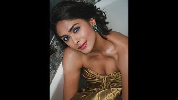 Mrunal Thakur Says She Used To Cut Shahid Kapoor's Pictures And Get Scolded By Her Parents